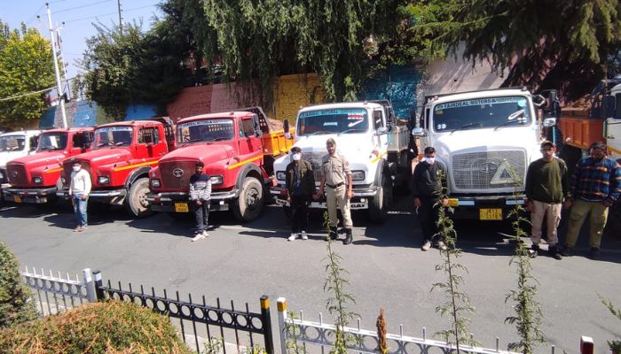 Illegal extraction & transportation of minerals, Police seize 8 vehicles, arrests 8 persons in Budgam