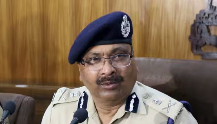 Retirement gift of rupees one lakh each is sanctioned to police personnel from the Contributory Police Welfare Fund at the time of his/her retirement. The gift serves as a token of appreciation for his/her services rendered to the department.(GNS)