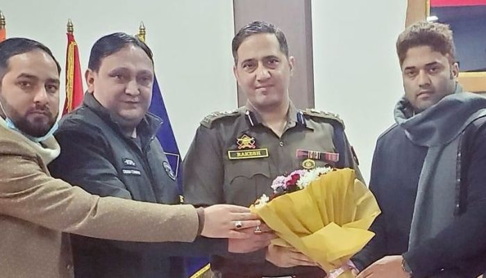 Manzoor Bhat Wishing SSP Srinagar Rakesh Balwal Ji– IPS the best as he returns to the Manipur cadre