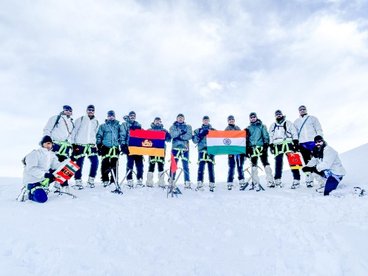 Team of 15 mountaineers of Army scale Mount Harmukh