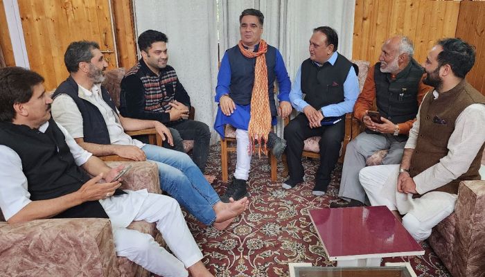 J&K BJP President Sh. Ravinder Raina chairs meeting of senior leaders at Srinagar