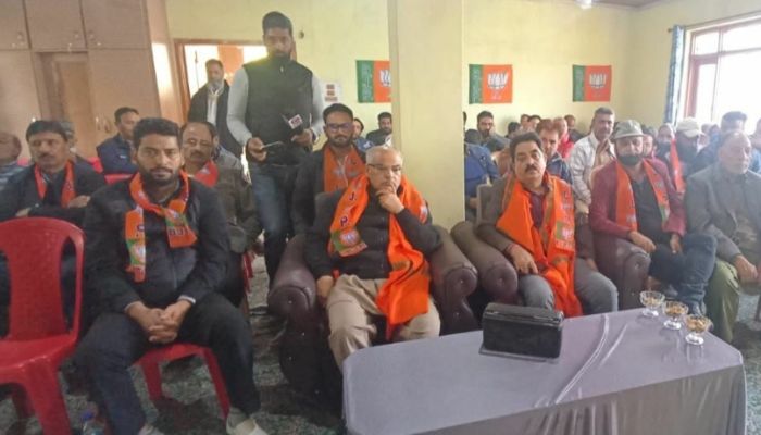 BJP General Secretary Ashok Koul, Party Workers Engage with PM Modi’s 106th ‘Mann Ki Baat’ in Athwajan Srinagar