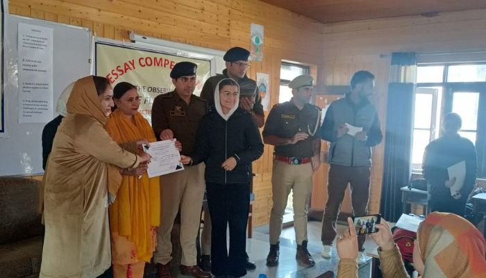 Srinagar Police organized ‘Essay Competition’ in observance of Police Flag Day, 2023 at Govt. Girl HSS Amira Kadal